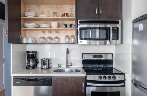 Lower Nob Hill Apartment | Airy Nob Hill 1BR w/Sauna + Gym, near Union Sq by Blueground