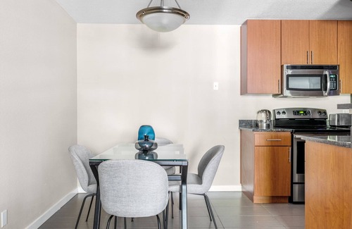 Santa Clara Apartment | Airy Santa Clara 1BR w/Gym, Pool, W/D, walk to Caltrain, by Blueground