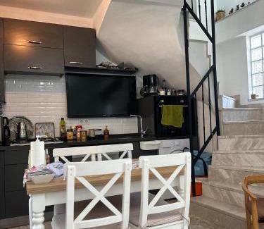 Ayvalik City Center House | aj konukevi müstakil ev dört odalı