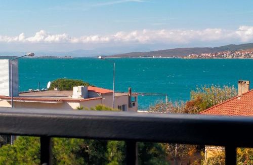 Ayvalik City Center House | aj konukevi müstakil ev dört odalı