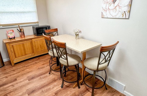 West Akron Apartment | Akron Abode - 2 pm Check In & Check Out