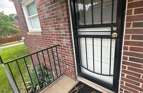 West Akron Apartment | Akron Abode - 2 pm Check In & Check Out