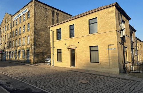 Halifax House | Akroyd House - The Piece Hall Room, A brand new stunning guest house, town centre location with park