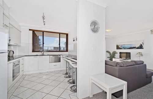 Port Macquarie Apartment | Akuna 18 - Coastal comfort with 6th-floor views just steps to the sand