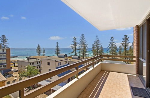 Port Macquarie Apartment | Akuna 18 - Coastal comfort with 6th-floor views just steps to the sand