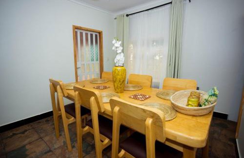 Mwanga Apartment | Akupu Home-Kilimanjaro view, 8pax,Breakfast