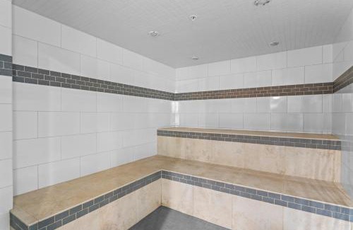 Ala Moana Apartment | Ala Moana Hotel near beach King bed