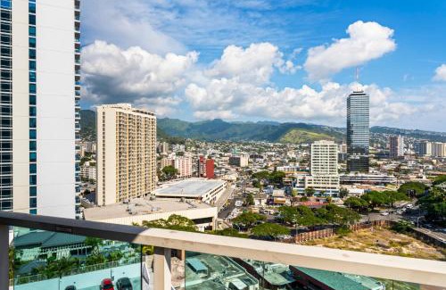 Ala Moana Apartment | Ala Moana Hotel near beach King bed