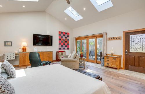 East End Apartment | Alameda Studio with Patio 3 Mi to Oakland Coliseum!