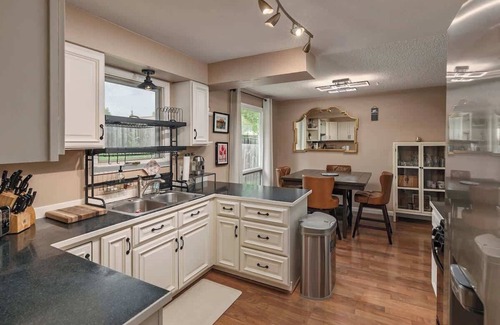 Sand Lake House | Alaska Family Comfort Stay w/Hottub