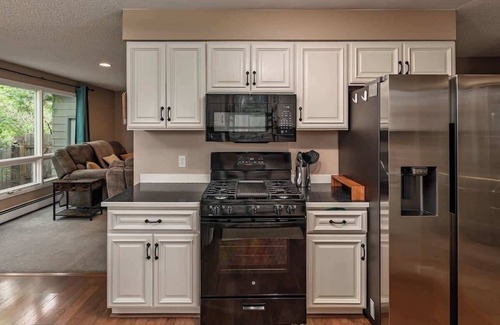 Sand Lake House | Alaska Family Comfort Stay w/Hottub