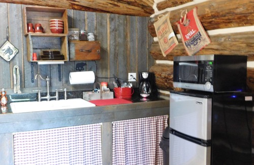 Sterling Cabin | Alaskan Wooden Bear Cabins - Miners Cabin