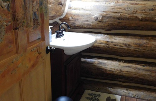 Sterling Cabin | Alaskan Wooden Bear Cabins - Miners Cabin