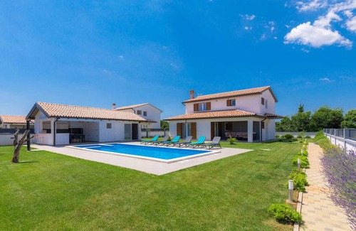 Liznjan House | Alba Rossa