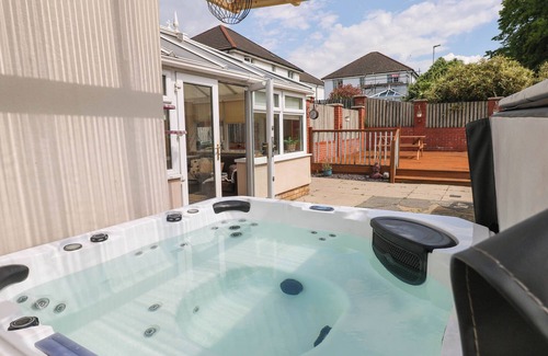 Llanelli Cottage | ALBAN ROAD, pet friendly, with hot tub in Llanelli