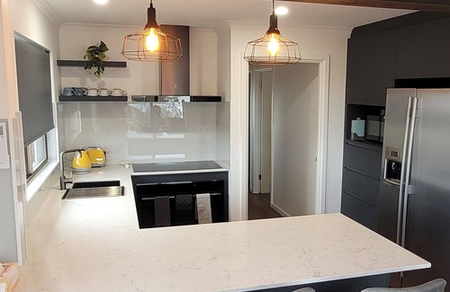 Mira Mar House | Albany Hillview. Views of ocean, harbour and range