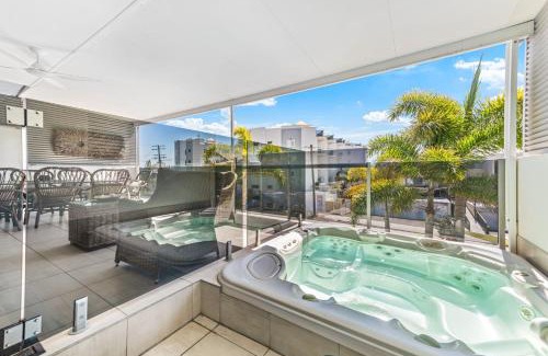 Alexandra Headland House | Alex Beach House, 100 steps to the sand, with ocean views