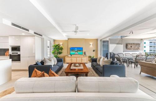 Alexandra Headland House | Alex Beach House, 100 steps to the sand, with ocean views