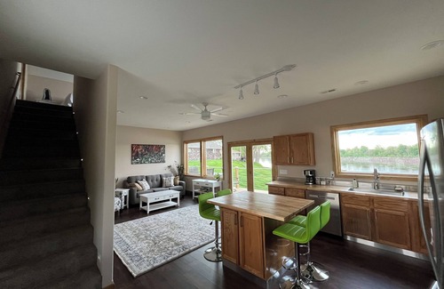 Dakota City House | Alien Point nRiverfront home for a relaxing getaway