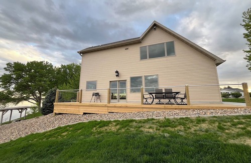 Dakota City House | Alien Point nRiverfront home for a relaxing getaway
