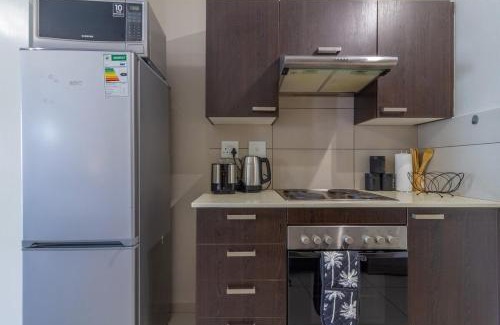 Kareeberg Apartment | AlimamaSpaces - Rodney View Studio