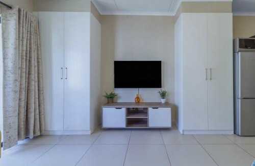 Kareeberg Apartment | AlimamaSpaces - Rodney View Studio