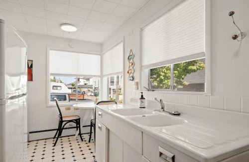 Alki House | Alki Beach Fenced Patio Area with 2 Parking Spots