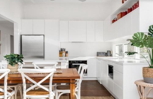 Byron Bay House | Alkira - Boutique cottage - Walk to Clarkes Beach