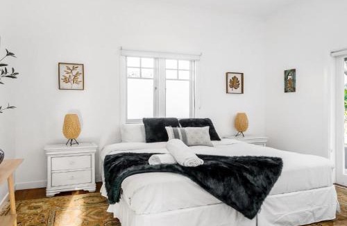 Byron Bay House | Alkira - Boutique cottage - Walk to Clarkes Beach