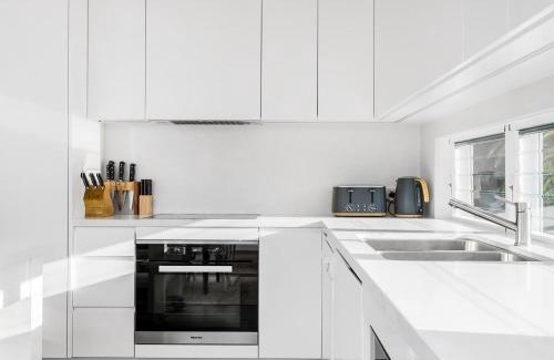 Byron Bay House | Alkira - Boutique cottage - Walk to Clarkes Beach