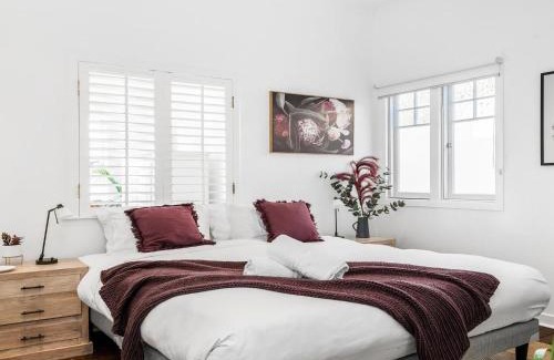 Byron Bay House | Alkira - Boutique cottage - Walk to Clarkes Beach