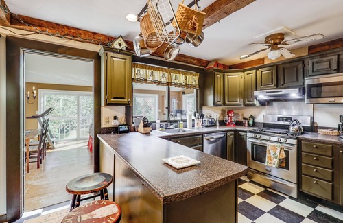 Bradford House | All-Season Lakefront Escape 8 Mi to Mount Sunapee