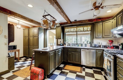 Bradford House | All-Season Lakefront Escape 8 Mi to Mount Sunapee