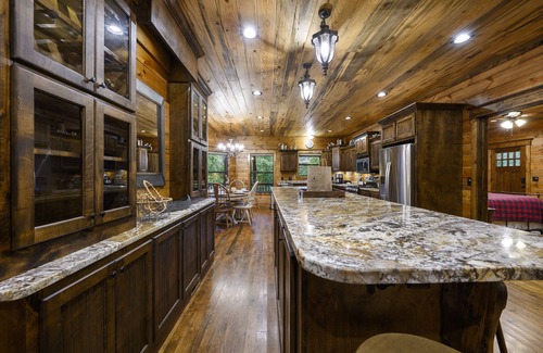 Golden Cabin | 'ALL SPRUCED UP' 5 STAR Luxury Cabin & Sleeps 18-ALL THE AMENITIES!