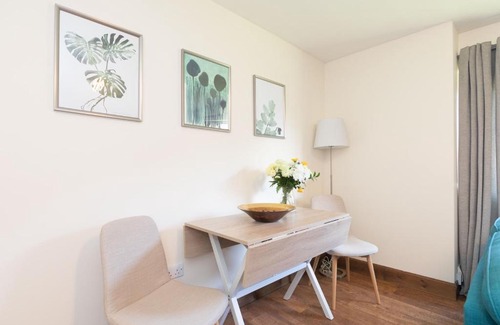 Leith Apartment | Allanfield Quiet Central Family Apartment with Parking