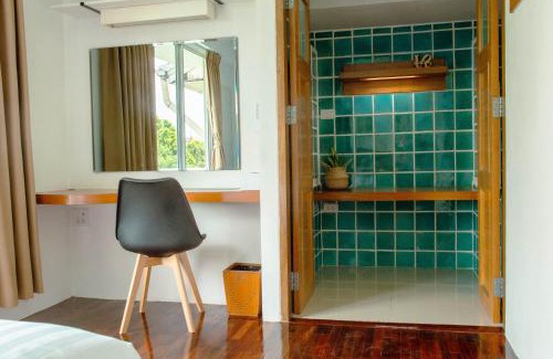 Phra Athit Hotel | Alley & Pier