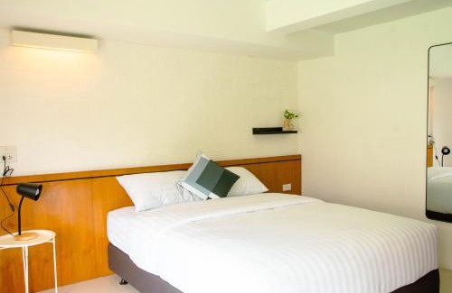 Phra Athit Hotel | Alley & Pier