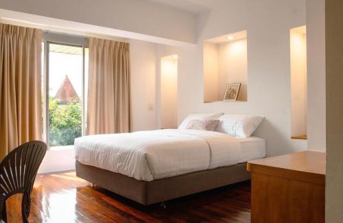 Phra Athit Hotel | Alley & Pier