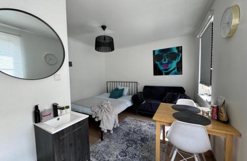 Kesklinn Apartment | Ally's Urban Cozy Studio Juhkentali 42 Tallinn near city centre airport next to bus station