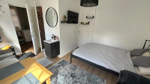 Kesklinn Apartment | Ally's Urban Cozy Studio Juhkentali 42 Tallinn near city centre airport next to bus station