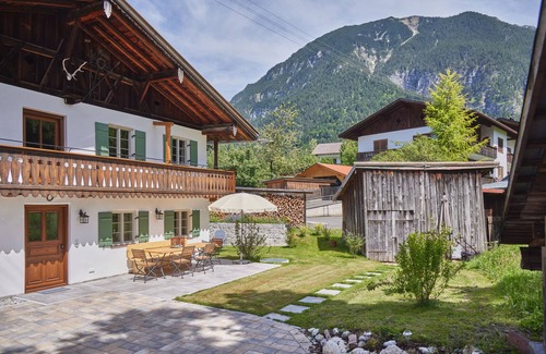 Muhldorfl Apartment | Almrausch - Modern holiday flat in historic farmhouse