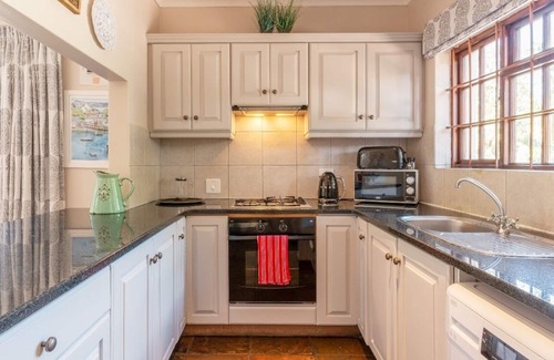 Cape Town Apartment | Aloe Cottage on private estate with access to walking trails of Constantia