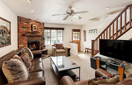 Aspen House | Alpenblick Unit 18, Spacious Remodeled Townhouse with Great Location