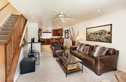 Aspen House | Alpenblick Unit 18, Spacious Remodeled Townhouse with Great Location