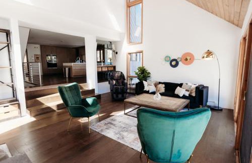 Windham House | Alpine 5BR Chalet 6 min Away to SKI