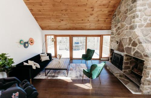 Windham House | Alpine 5BR Chalet 6 min Away to SKI