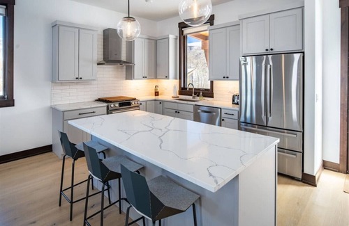 Silverthorne House | Alpine Drift Luxury Rental, Pet Friendly, Private Firepit