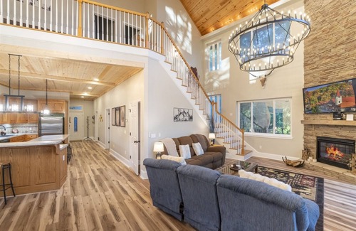 Helen House | Alpine Golf - Luxury 4BR/4BA on 9th Hole | Hot Tub, Game Room & Views
