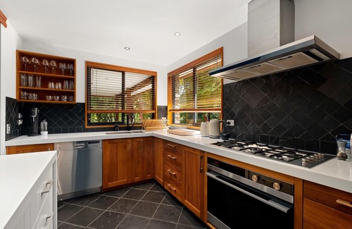 Wanaka House | Alpine Lodge - Botanical Oasis