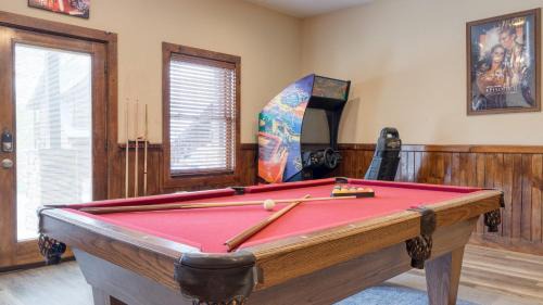 Pigeon Forge House | Alpine Mountain Lodge by AvantStay Sleeps 19 Luxury Cabin Game Room, Hot Tub Dollywood